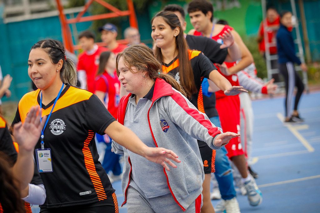 Estudiantes sonrientes en una actividad deportiva