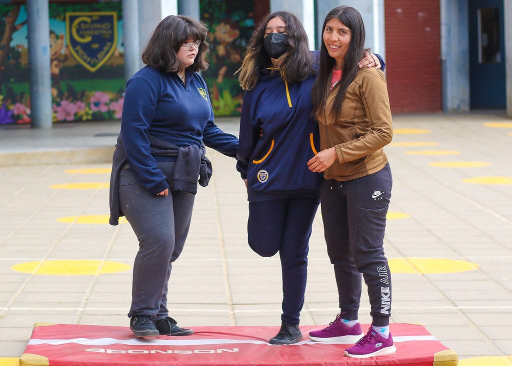 Equipo de trabajo en una cancha durante el programa