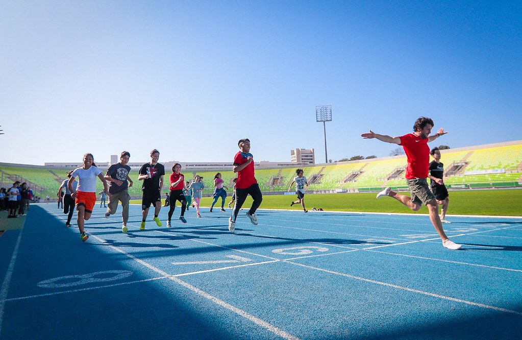 Estudiantes en una actividad deportiva al aire libre durante el Programa de Educación Santiago 2023