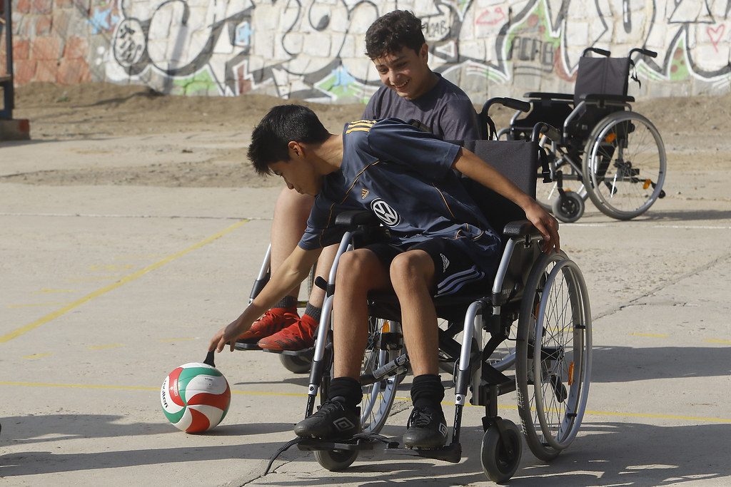 Estudiante practicando deporte en silla de ruedas