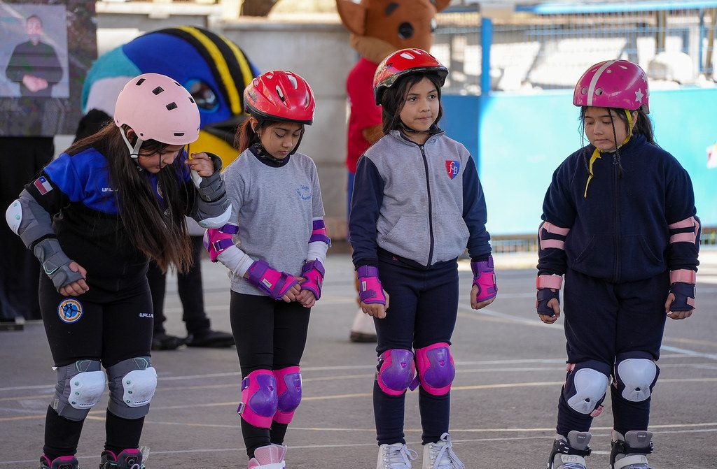 Niñas y niños pequeños participando de una actividad deportiva