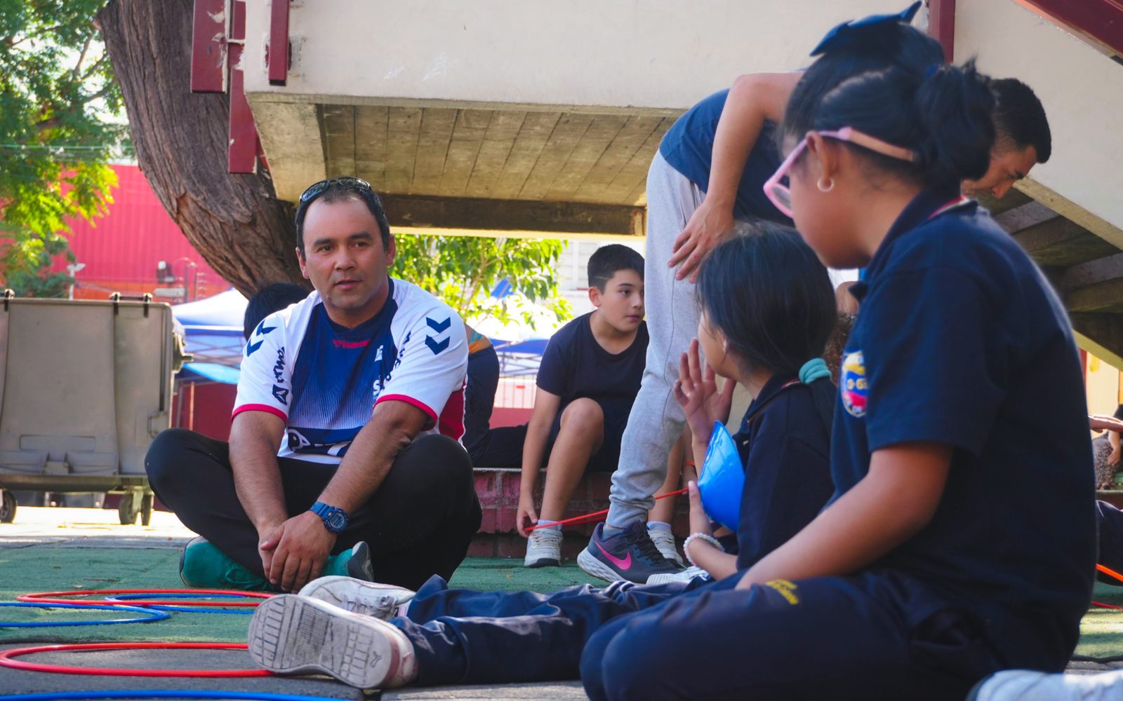 Facilitador y estudiantes en un taller de Trampolín 2.0