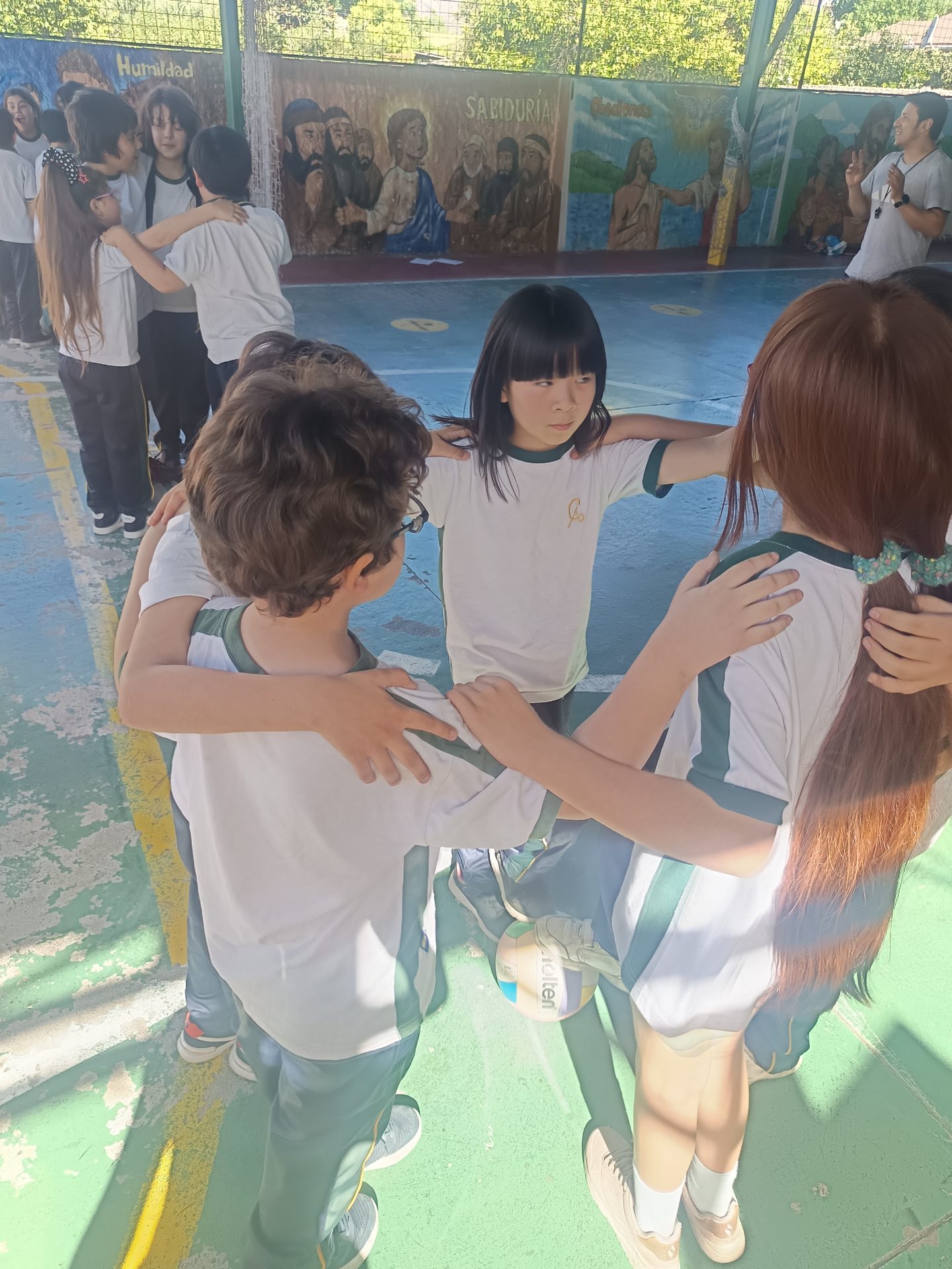 Niñas y niños en una actividad de deporte inclusivo